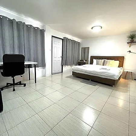 Sukhumvit Soi 12: 3 Bed / 1 Bath For 6 Ppl Group