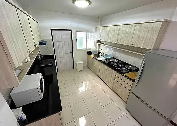 Sukhumvit Soi 12: 3 Bed / 1 Bath For 6 Ppl Group 酒店