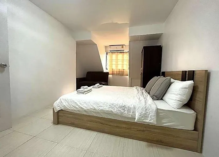 Sukhumvit Soi 12: 3 Bed / 1 Bath For 6 Ppl Group
